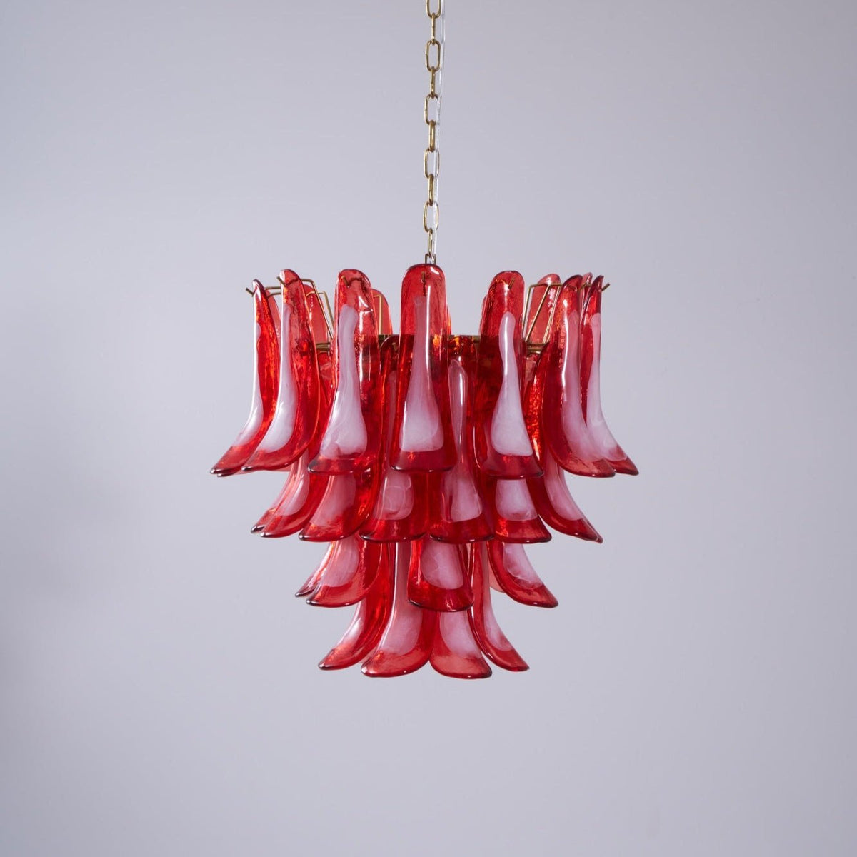 Celarine Kronleuchter aus rotem Petal-Glas in geschichteter Kunstform