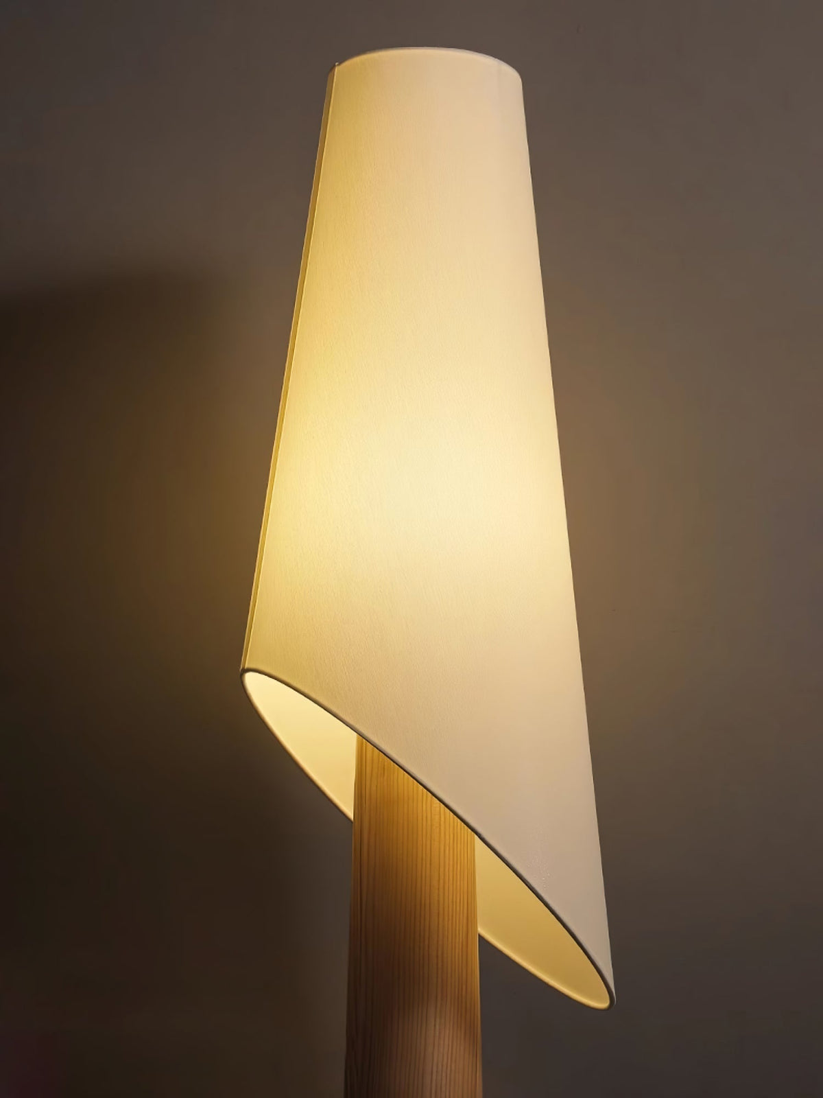 Curven Stehleuchte aus Holz und Marmor