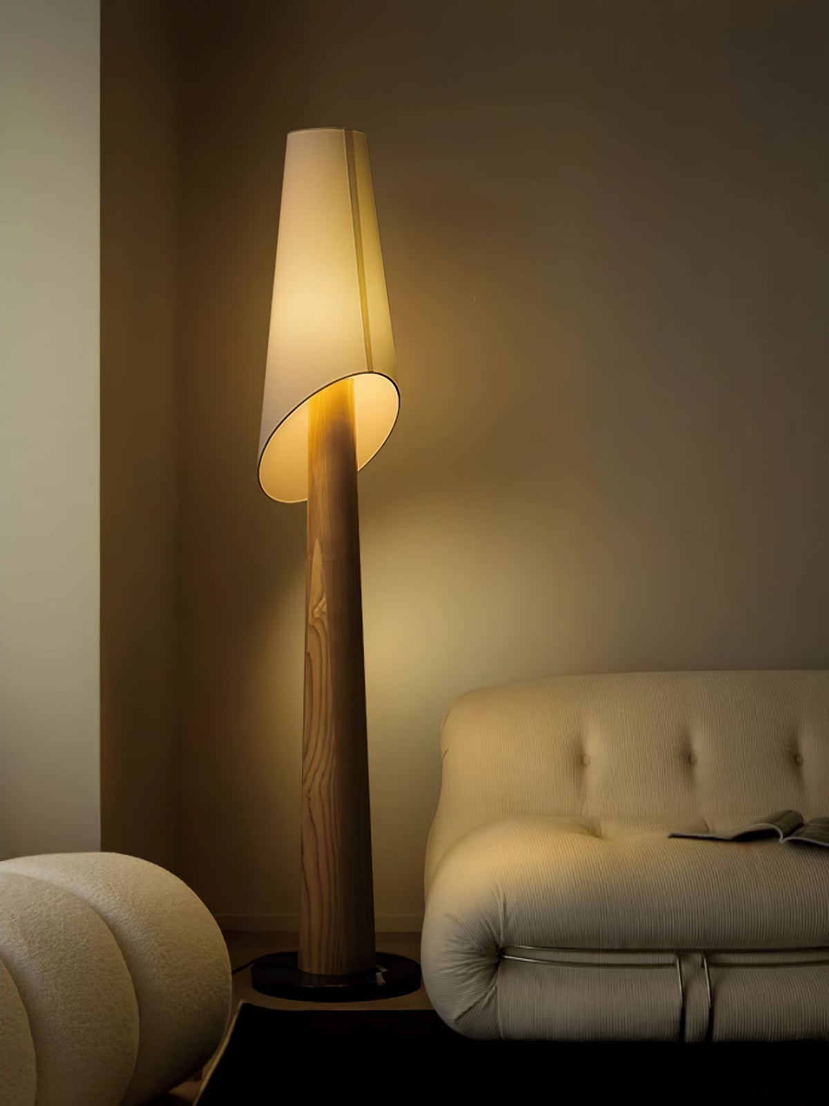 Curven Stehleuchte aus Holz und Marmor