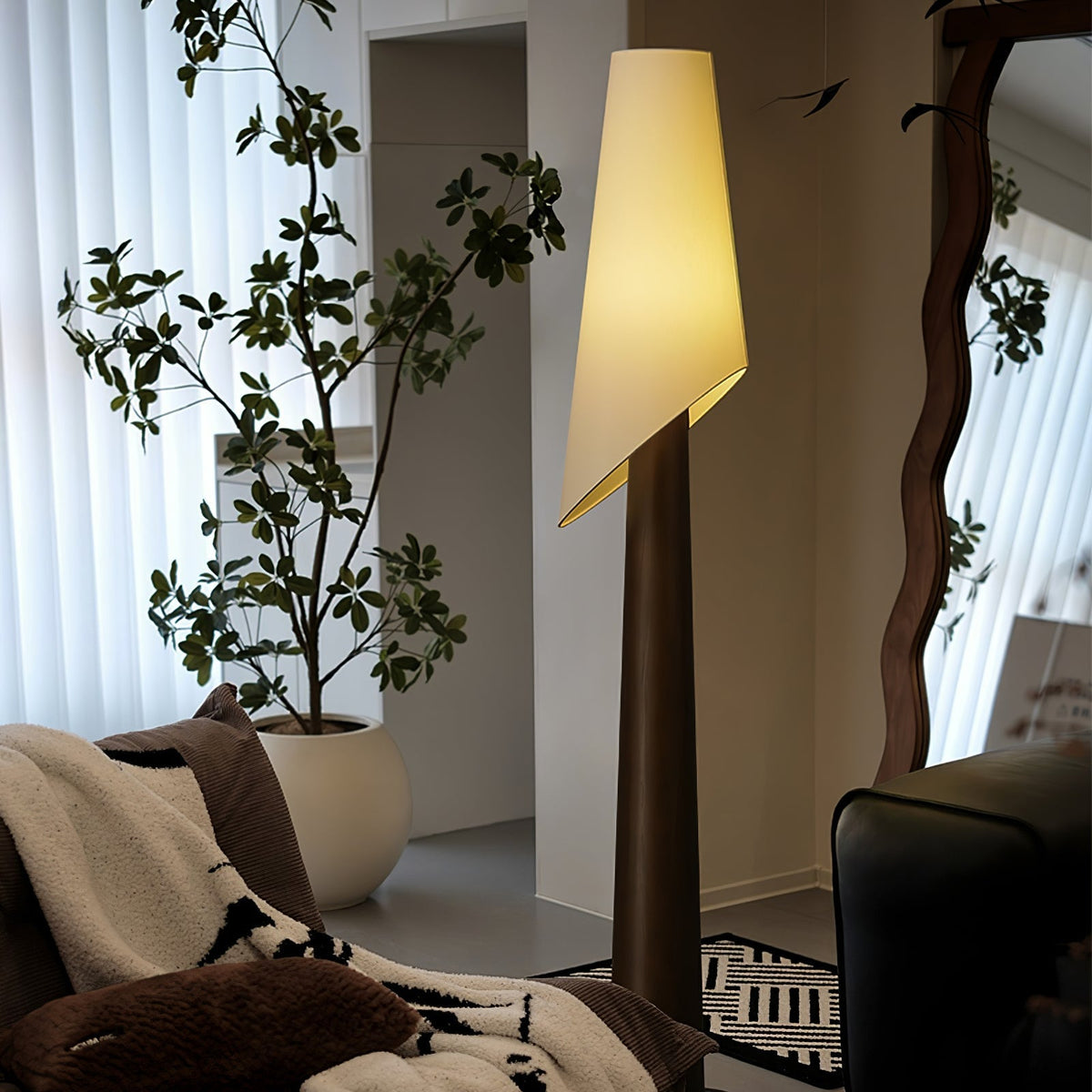 Curven Stehleuchte aus Holz und Marmor