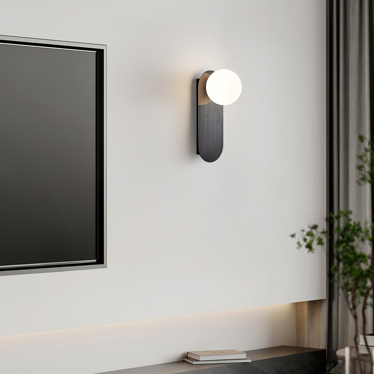 Eiralina flache Basis Kugel Wandleuchte aus Messing und Glas