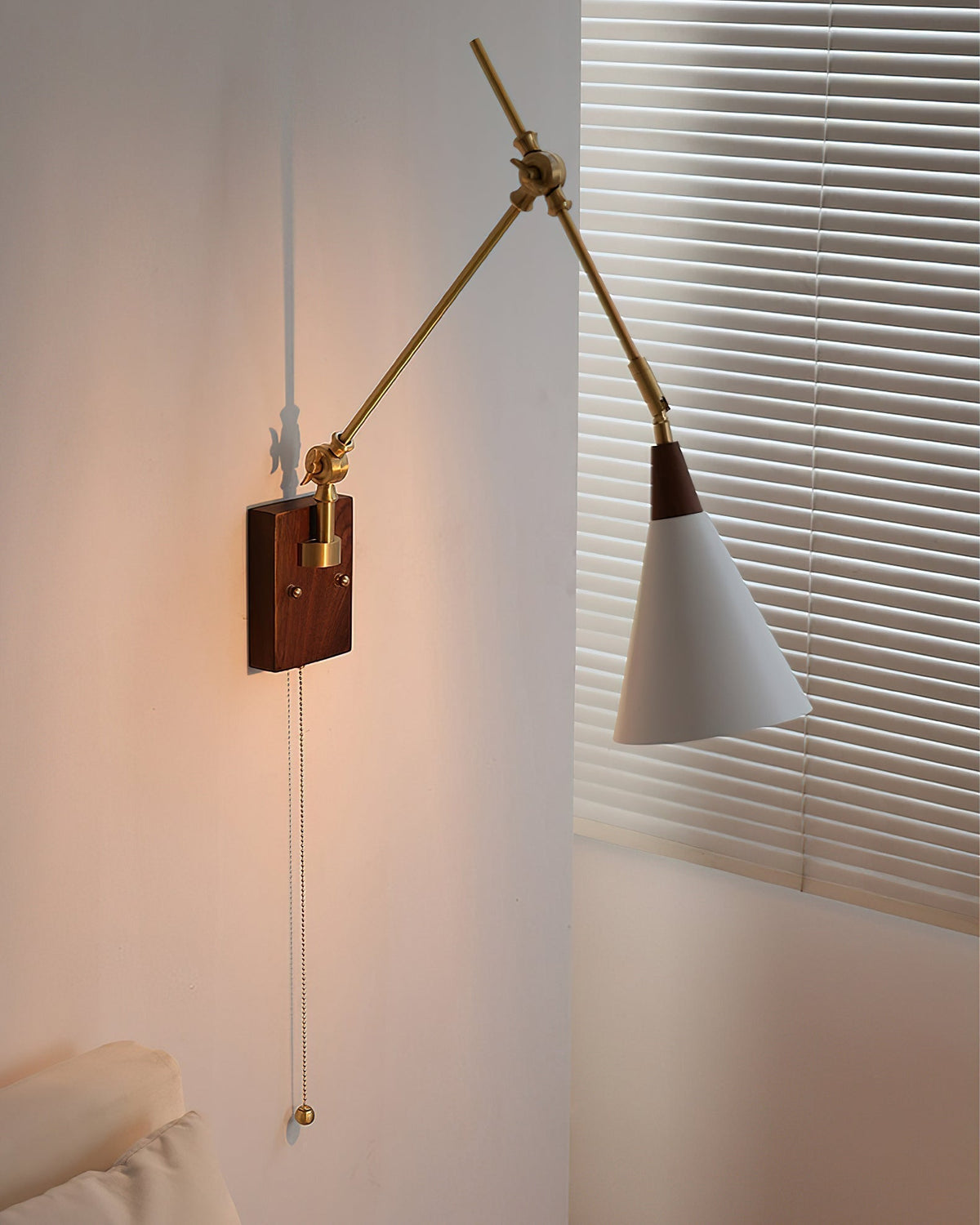 Laurent Swing Arm Wandleuchte