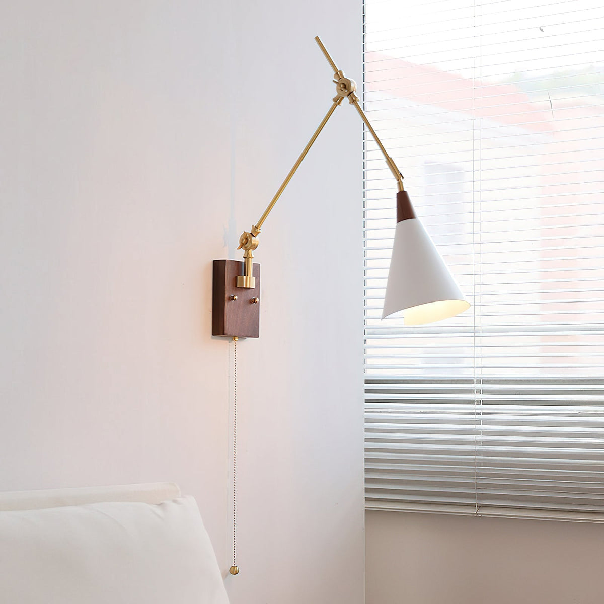 Laurent Swing Arm Wandleuchte