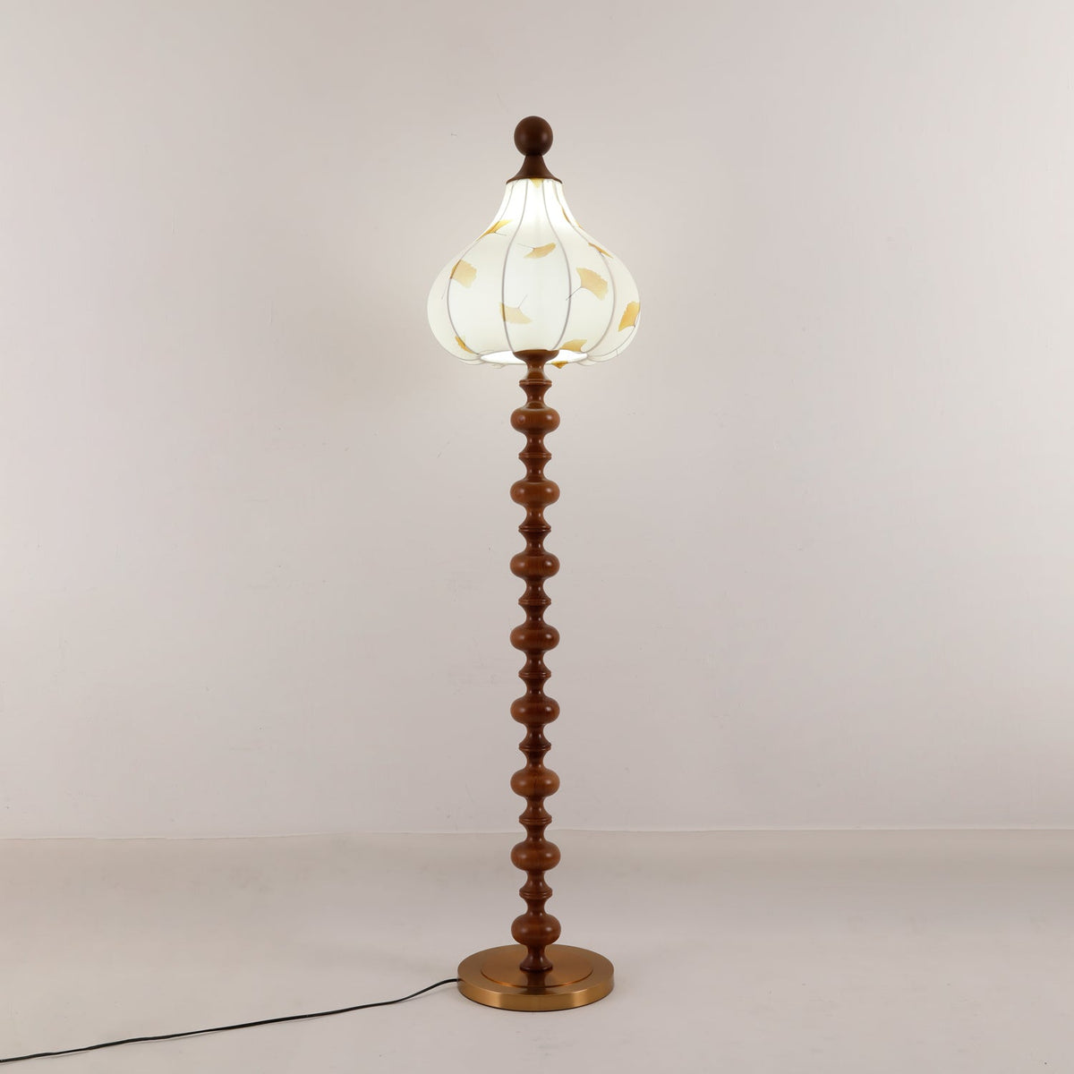 Gagell Stehleuchte aus Holz und Stoff in eleganter Ausführung