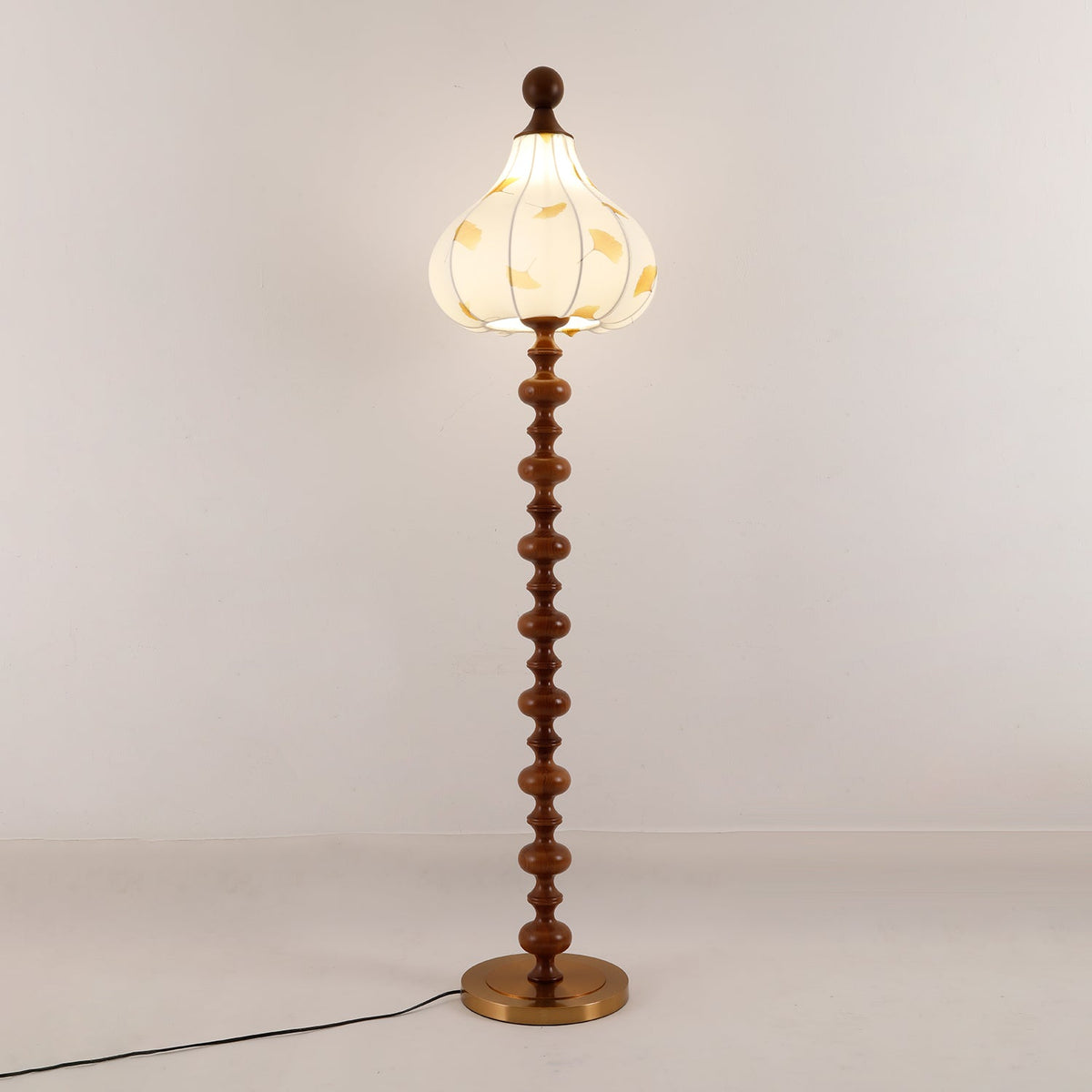Gagell Stehleuchte aus Holz und Stoff in eleganter Ausführung