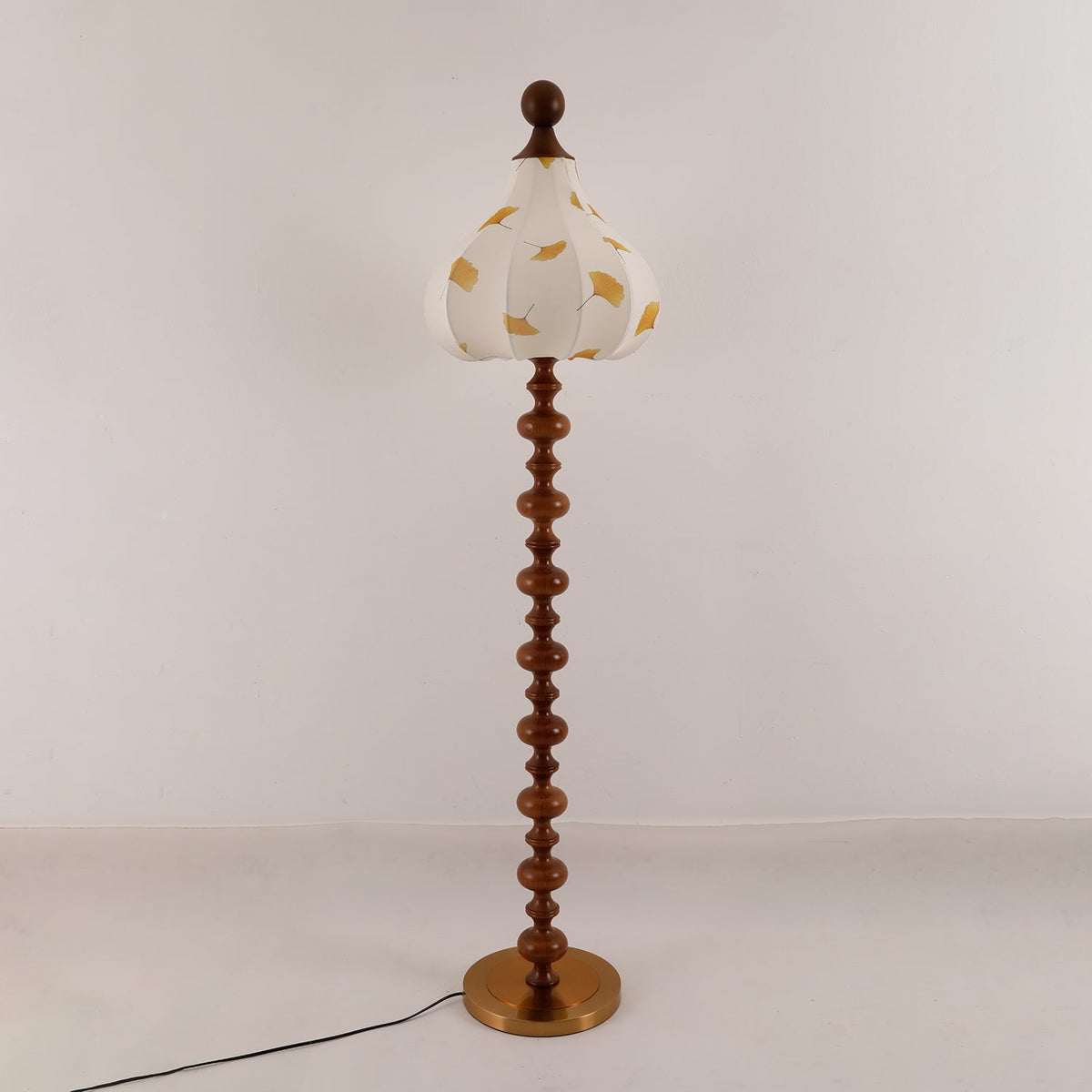 Gagell Stehleuchte aus Holz und Stoff in eleganter Ausführung