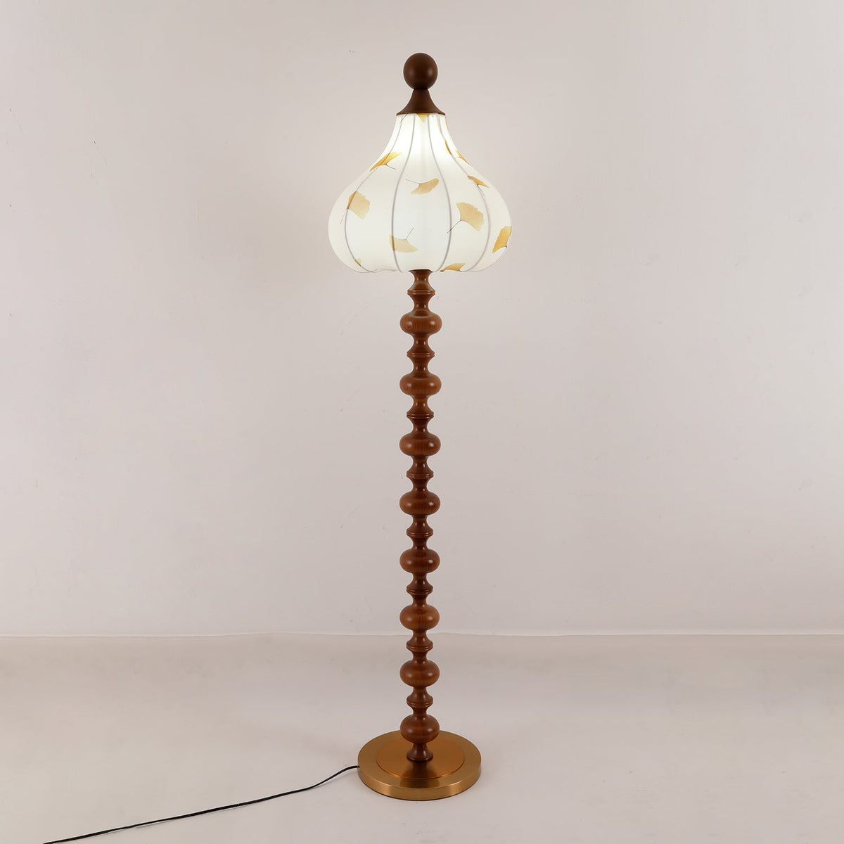 Gagell Stehleuchte aus Holz und Stoff in eleganter Ausführung