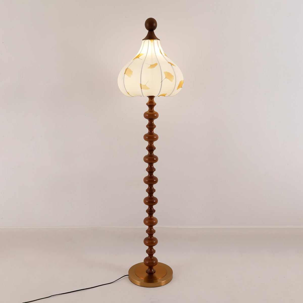 Gagell Stehleuchte aus Holz und Stoff in eleganter Ausführung