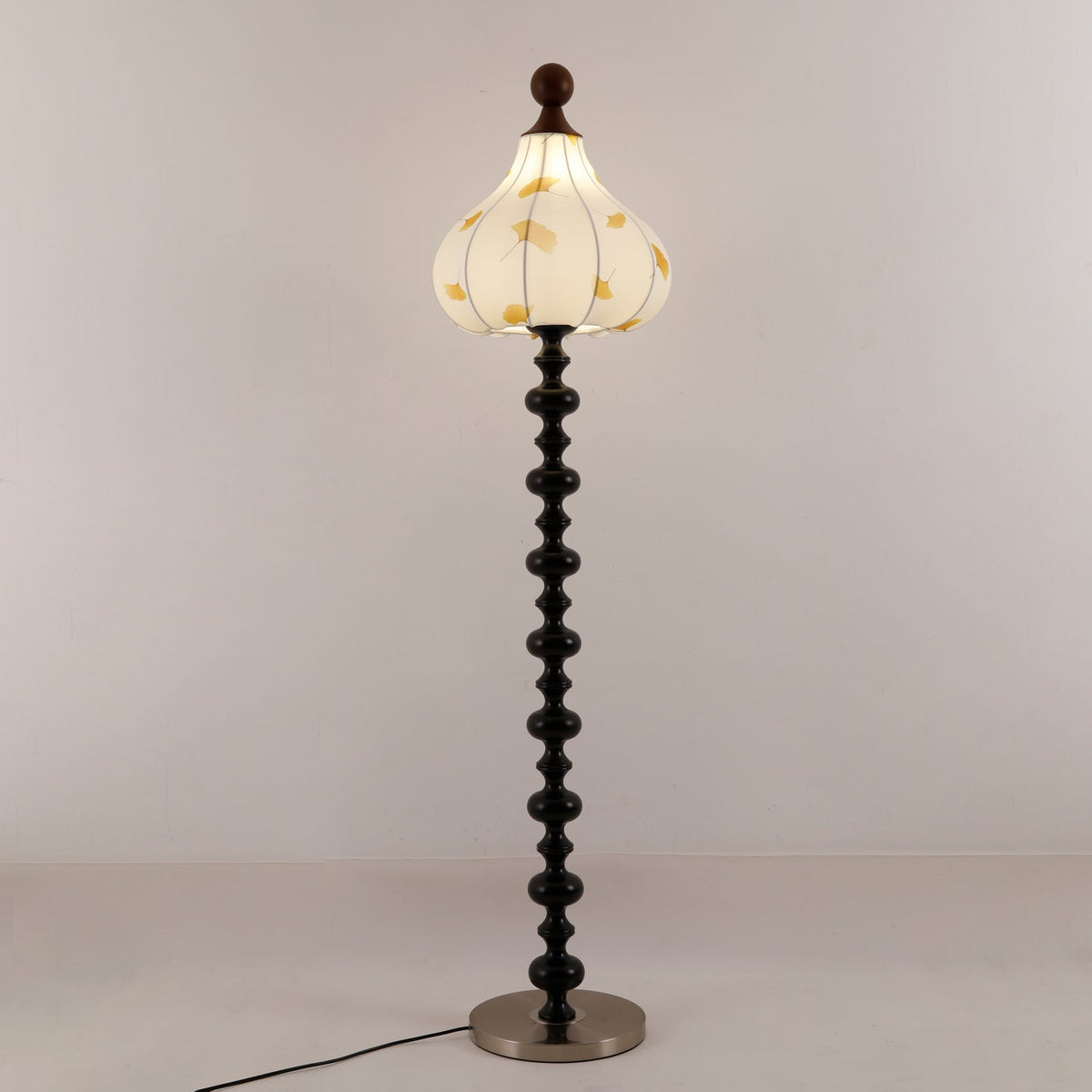Gagell Stehleuchte aus Holz und Stoff in eleganter Ausführung
