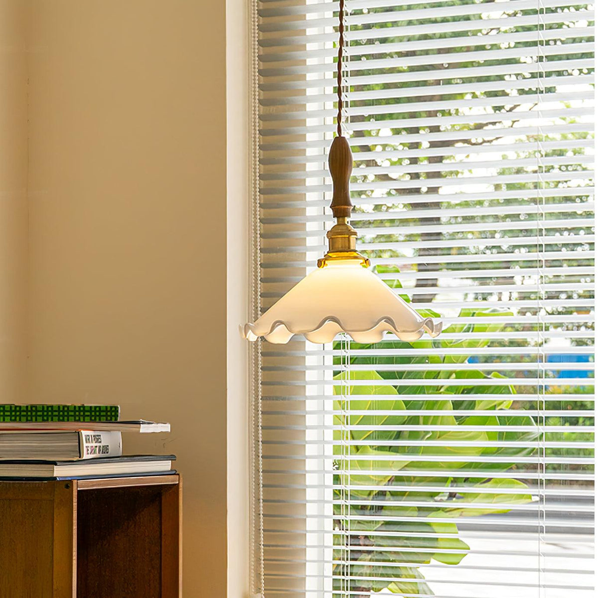 Questa Pendelleuchte aus Glas mit welligem Lampenschirm in Vintage-Stil fürs Wohnzimmer