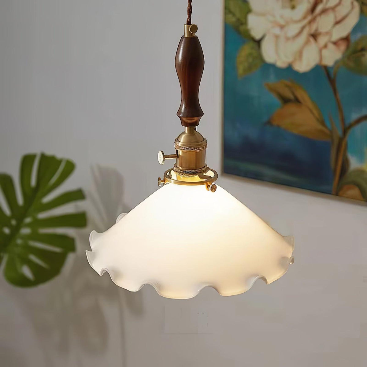 Questa Pendelleuchte aus Glas mit welligem Lampenschirm in Vintage-Stil fürs Wohnzimmer