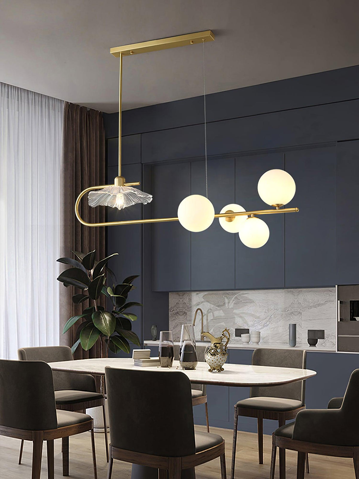 Kael Pendelleuchte aus Gold und Glas in Messing
