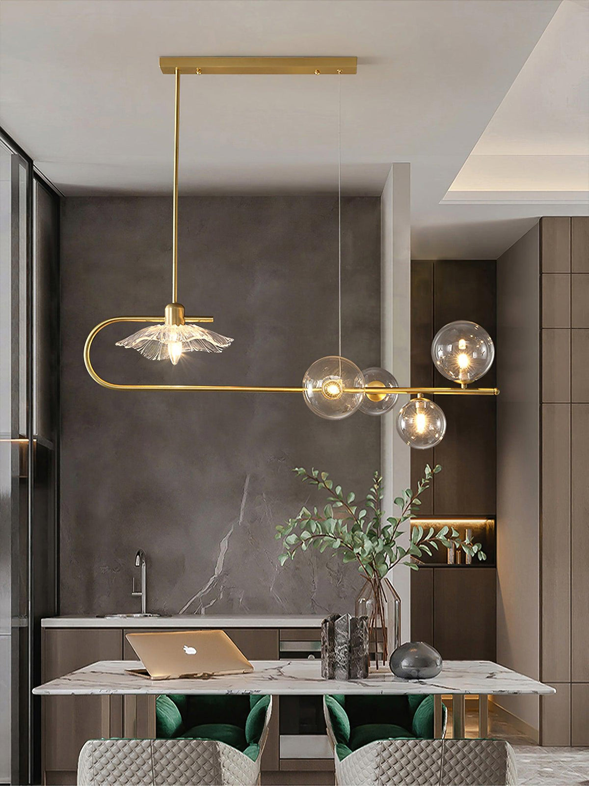 Kael Pendelleuchte aus Gold und Glas in Messing