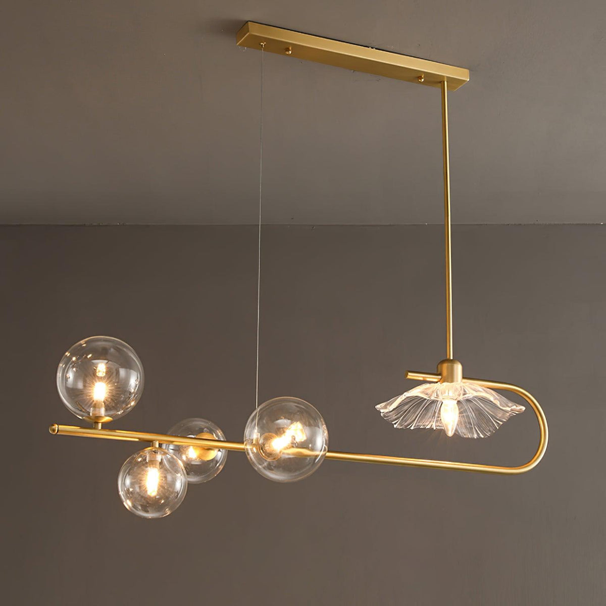 Kael Pendelleuchte aus Gold und Glas in Messing