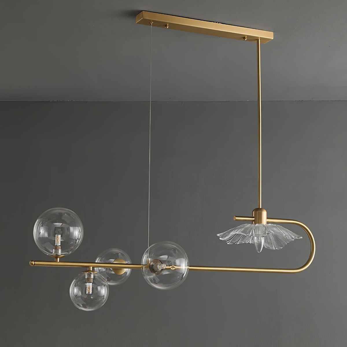 Kael Pendelleuchte aus Gold und Glas in Messing
