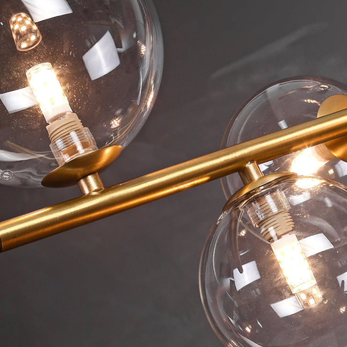 Kael Pendelleuchte aus Gold und Glas in Messing