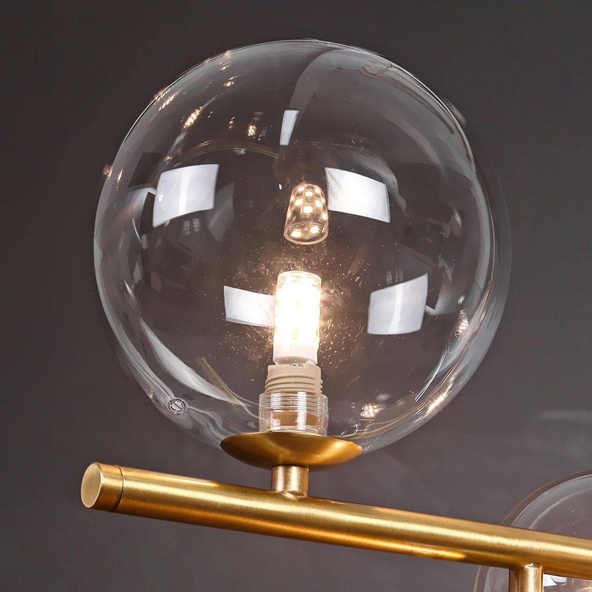 Kael Pendelleuchte aus Gold und Glas in Messing