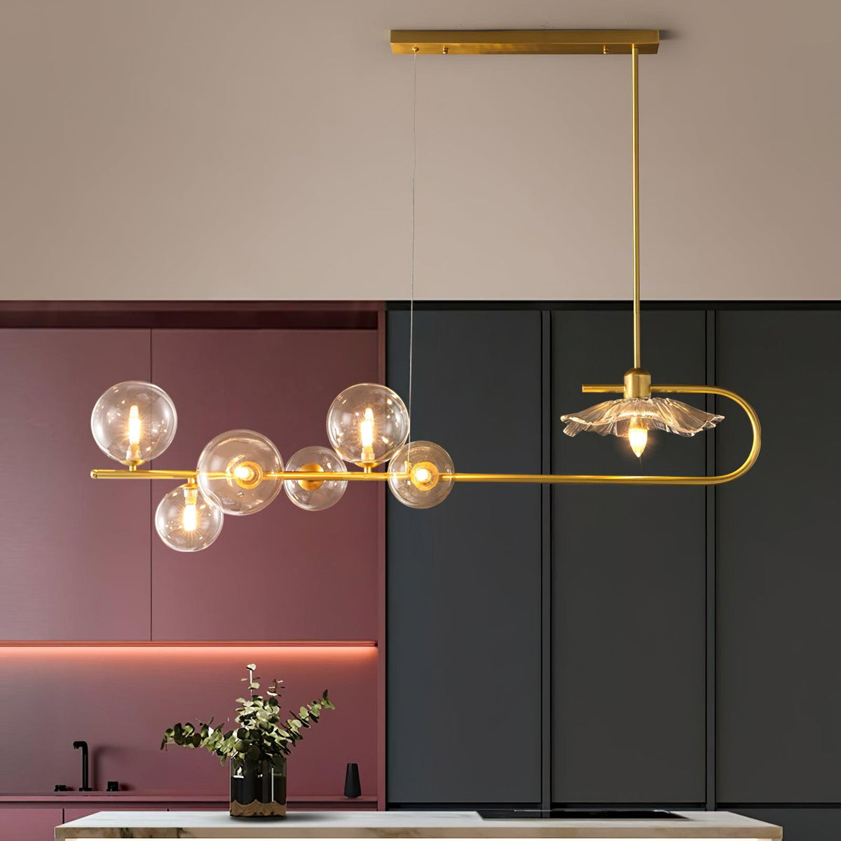 Kael Pendelleuchte aus Gold und Glas in Messing