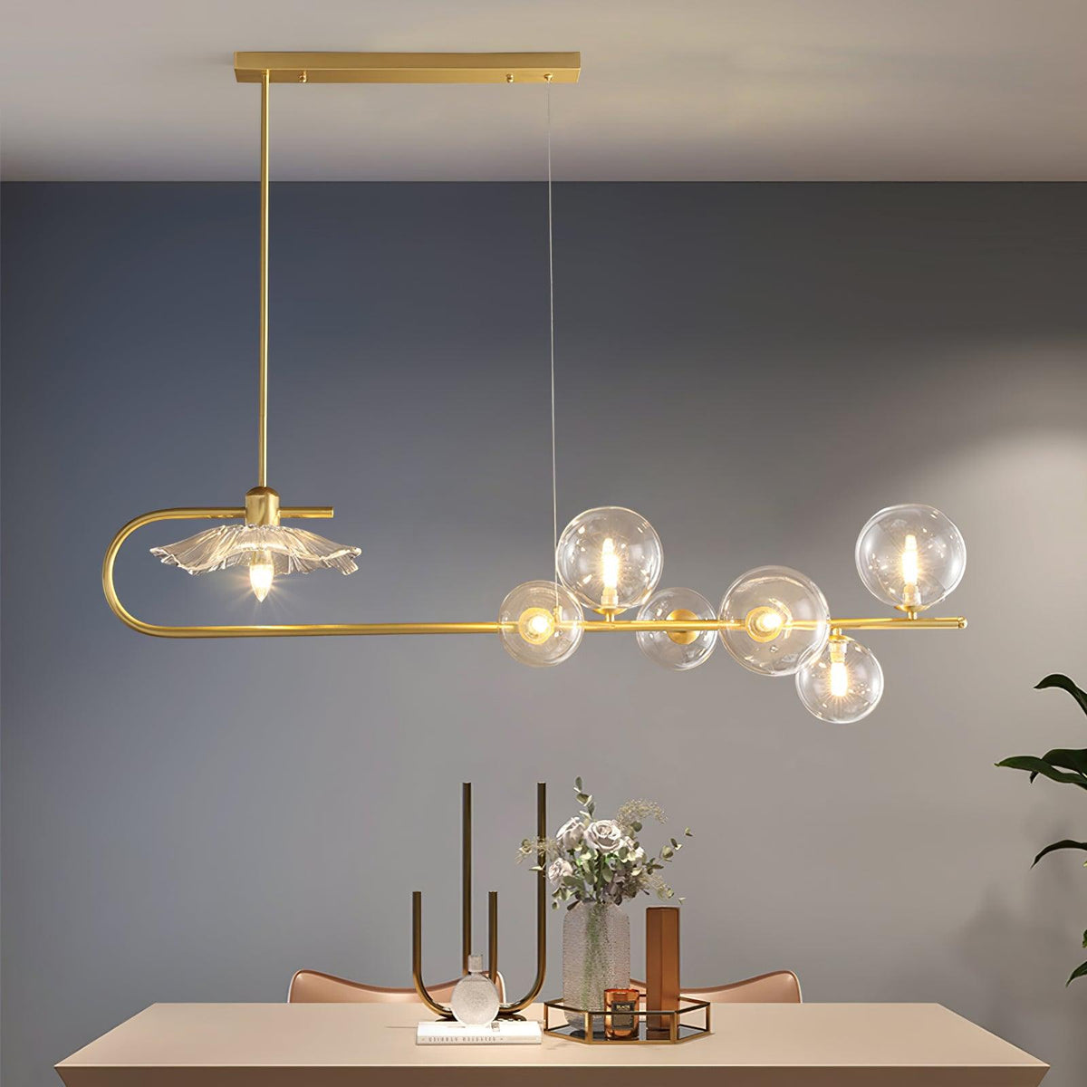 Kael Pendelleuchte aus Gold und Glas in Messing