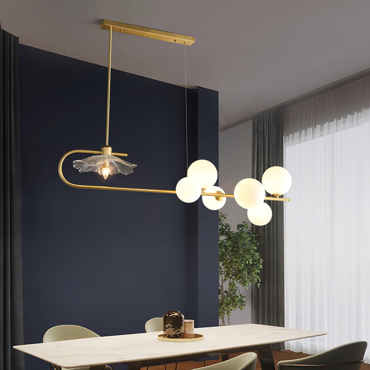 Kael Pendelleuchte aus Gold und Glas in Messing
