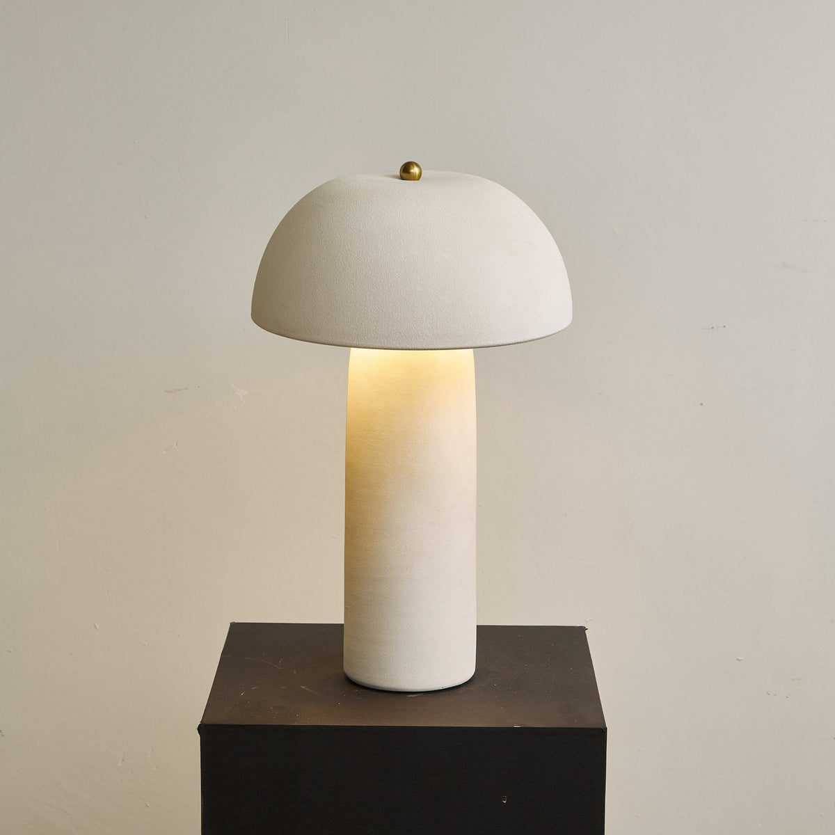 Brolen Keramik-Tischleuchte im minimalistischen Stil