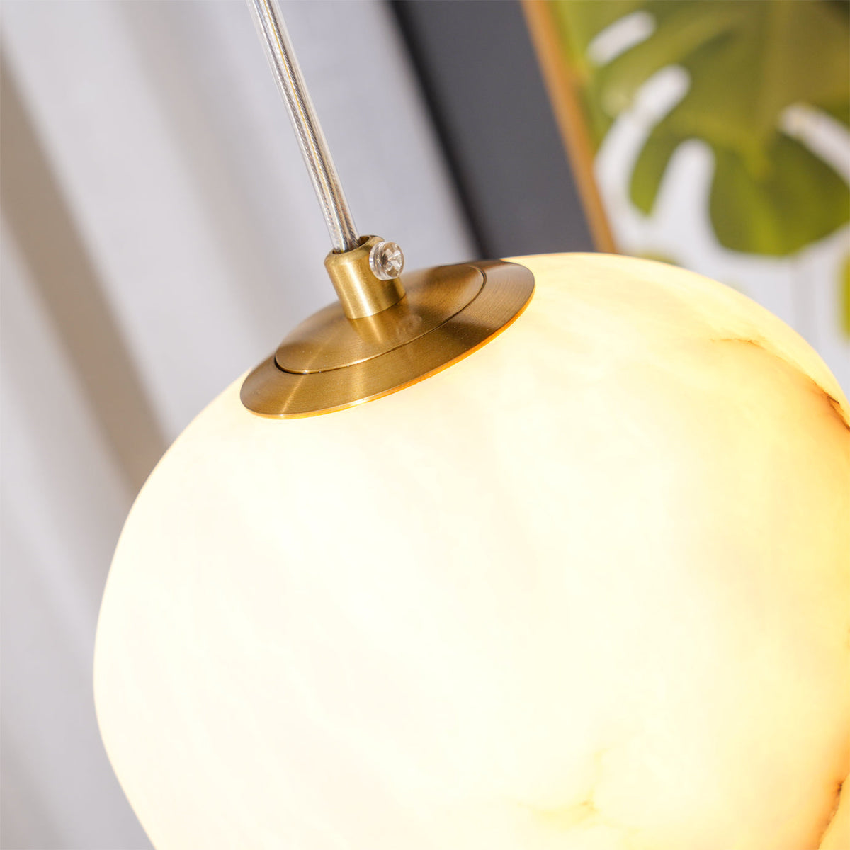 Ralen Pendelleuchte aus Alabaster mit Messing-Akzenten für eine warme, elegante Atmosphäre