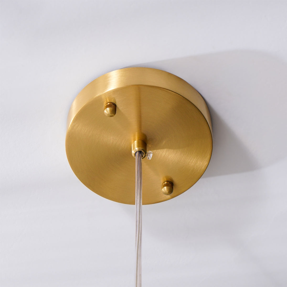 Ralen Pendelleuchte aus Alabaster mit Messing-Akzenten für eine warme, elegante Atmosphäre