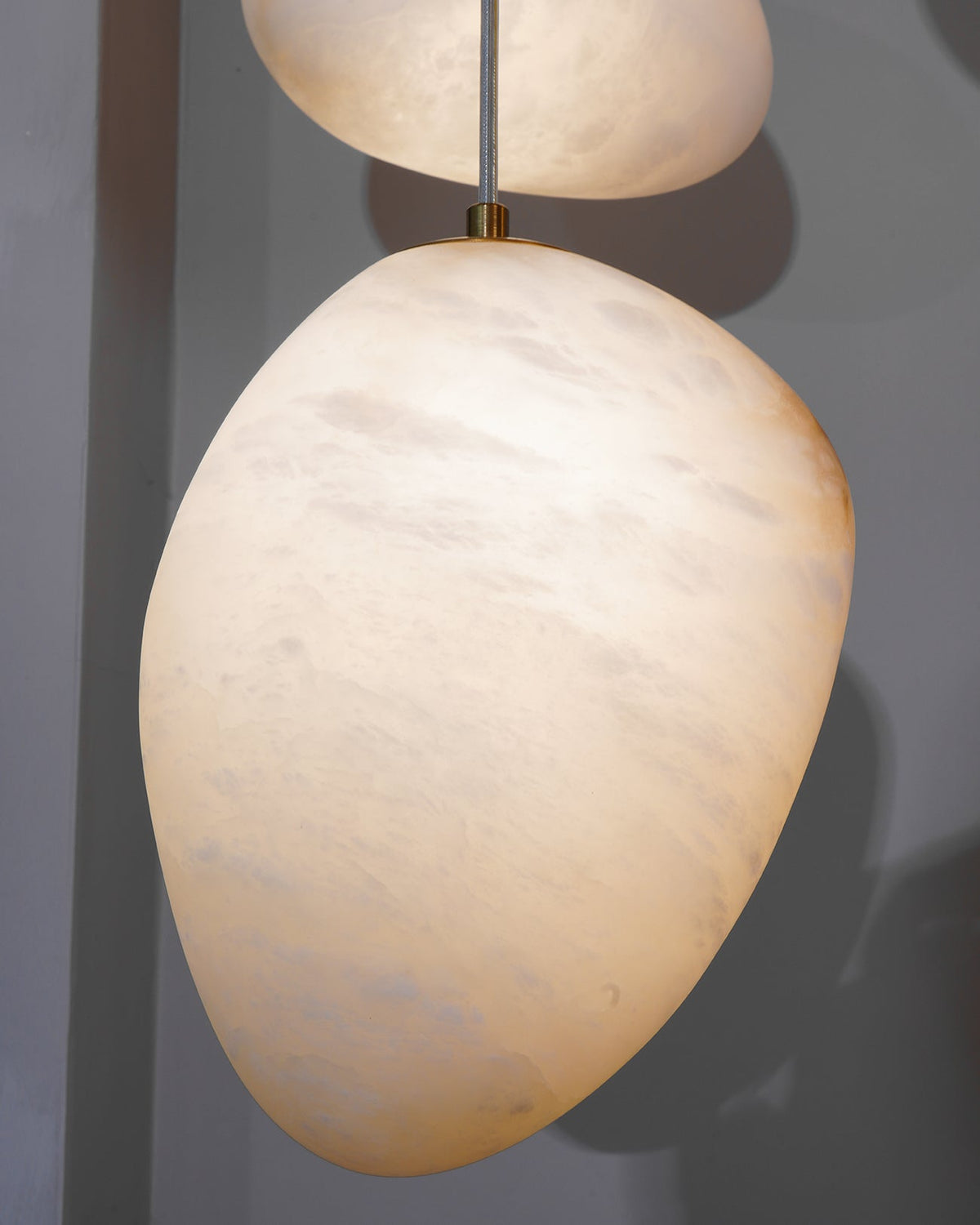 Ralen Pendelleuchte aus Alabaster mit Messing-Akzenten für eine warme, elegante Atmosphäre