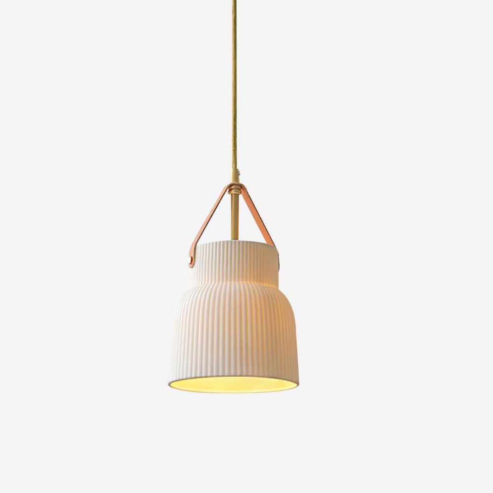 Moderne Pendelleuchte aus Keramik mit geripptem Lampenschirm, Messing und Lederriemen