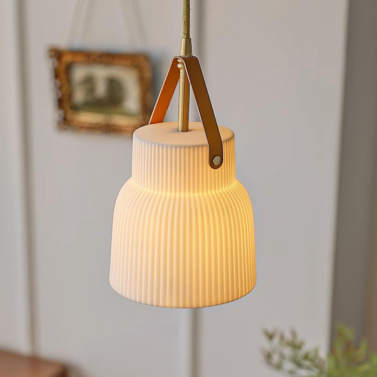 Moderne Pendelleuchte aus Keramik mit geripptem Lampenschirm, Messing und Lederriemen