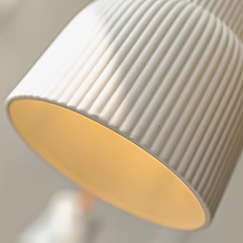 Moderne Pendelleuchte aus Keramik mit geripptem Lampenschirm, Messing und Lederriemen