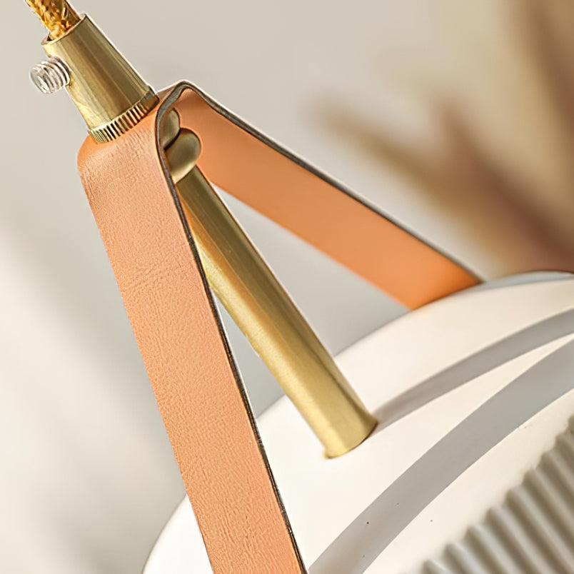 Moderne Pendelleuchte aus Keramik mit geripptem Lampenschirm, Messing und Lederriemen