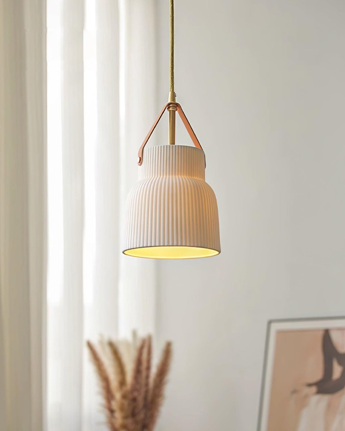 Moderne Pendelleuchte aus Keramik mit geripptem Lampenschirm, Messing und Lederriemen