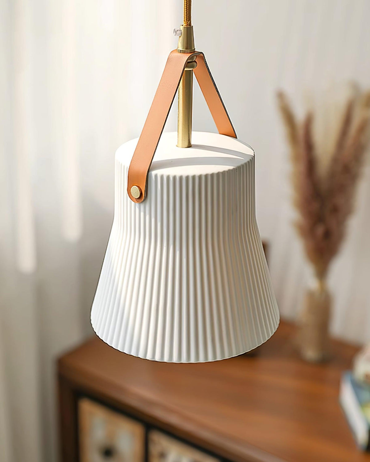 Moderne Pendelleuchte aus Keramik mit geripptem Lampenschirm, Messing und Lederriemen