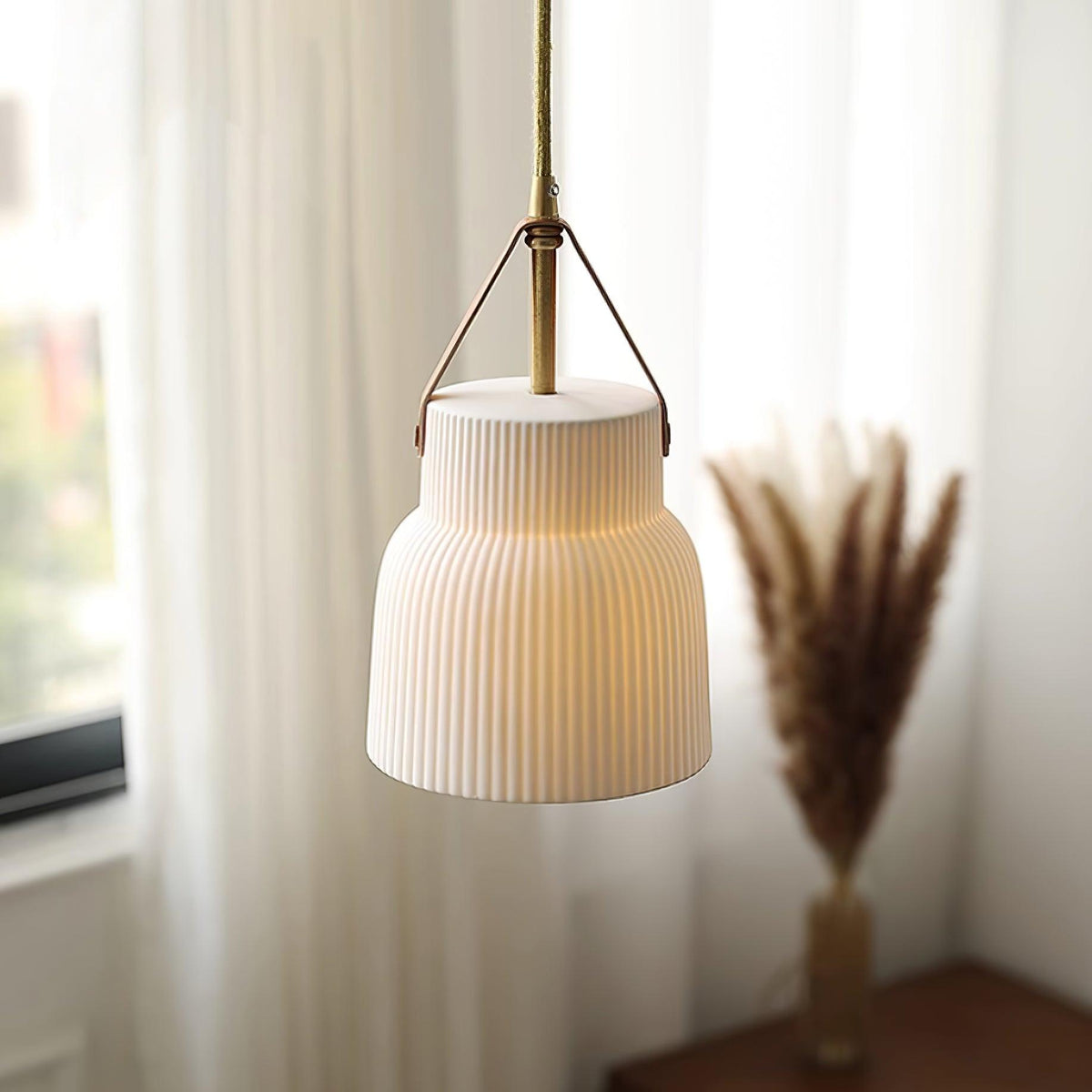 Moderne Pendelleuchte aus Keramik mit geripptem Lampenschirm, Messing und Lederriemen