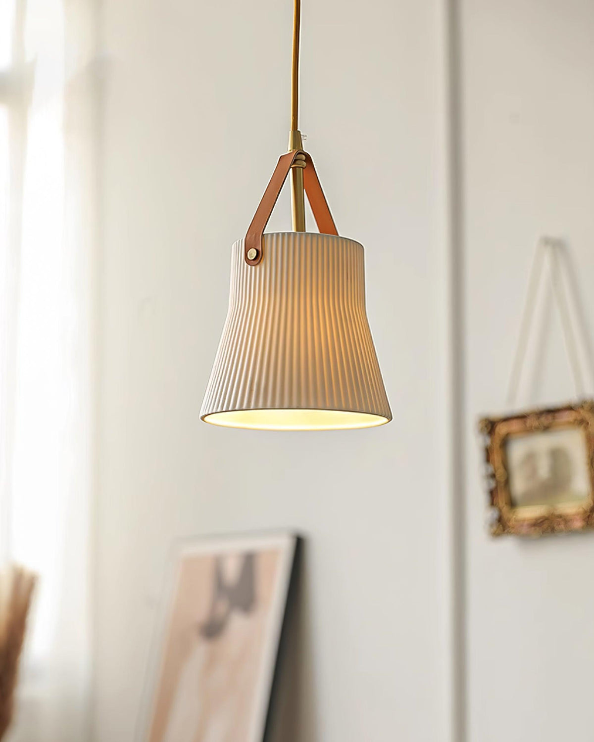 Moderne Pendelleuchte aus Keramik mit geripptem Lampenschirm, Messing und Lederriemen