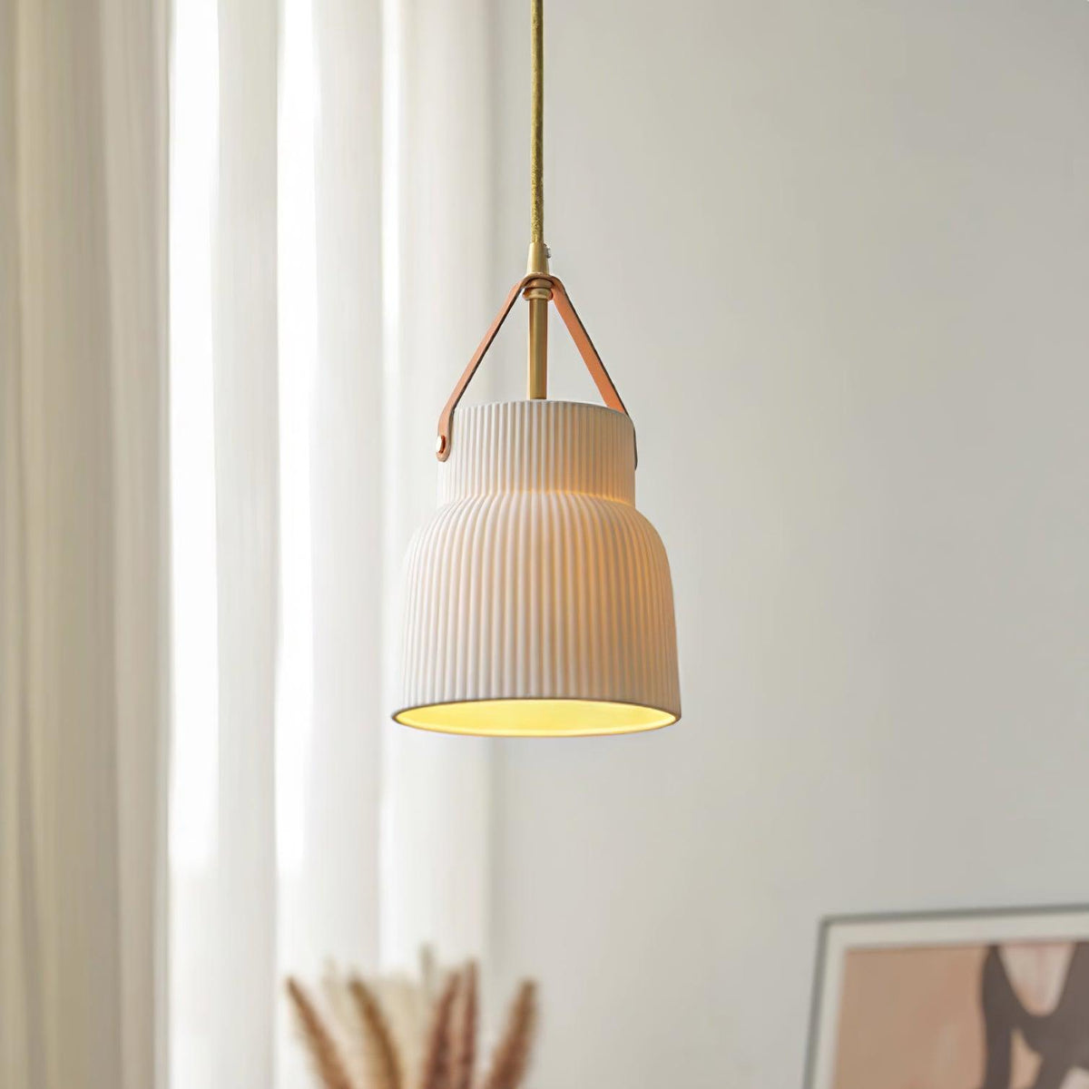 Moderne Pendelleuchte aus Keramik mit geripptem Lampenschirm, Messing und Lederriemen
