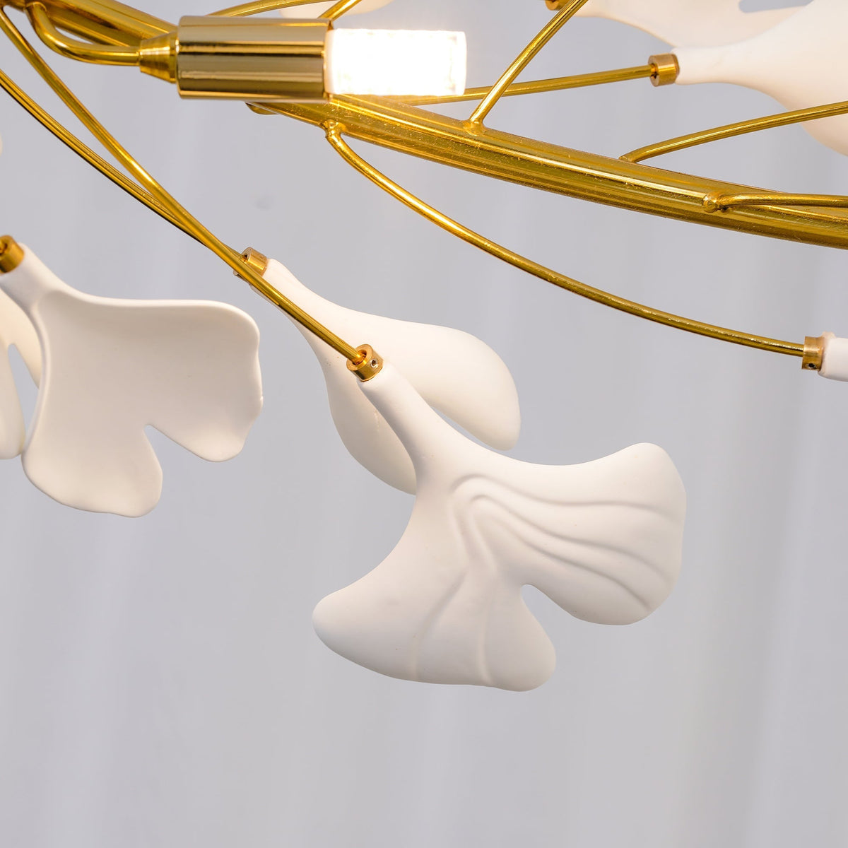 Umberis Pendelleuchte Gingko Porzellanblätter Gold