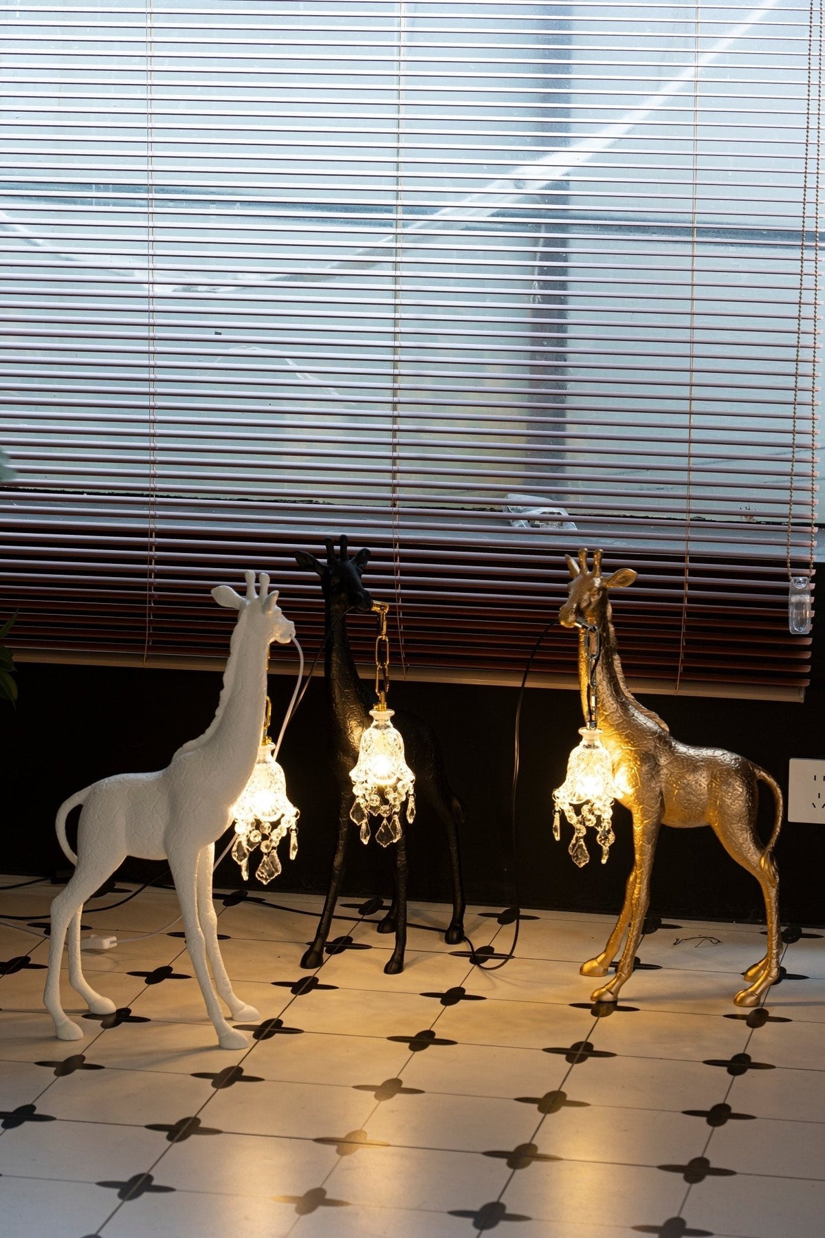 Fexl luxuriöse Giraffe Royale Skulptur-Stehleuchte