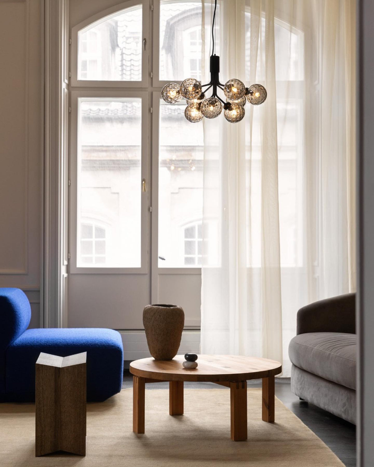 Eirelelle Pendelleuchte mit Glas-Kugel-Cluster in Messing