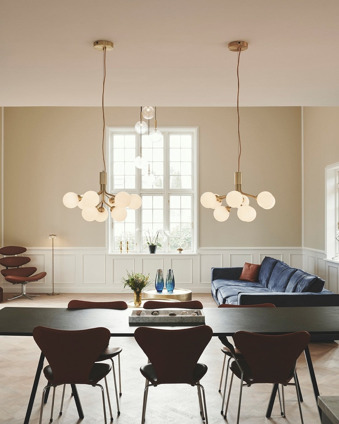 Eirelelle Pendelleuchte mit Glas-Kugel-Cluster in Messing