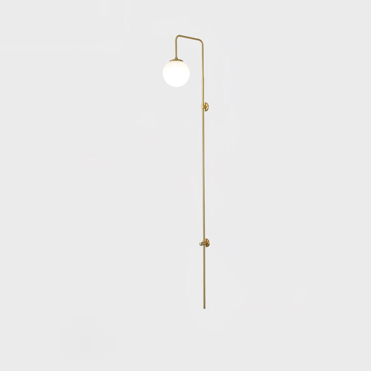 Nyvaris zeitgenössische minimalistische Wandleuchte aus Messing mit Kugel in Glas | Cielum
