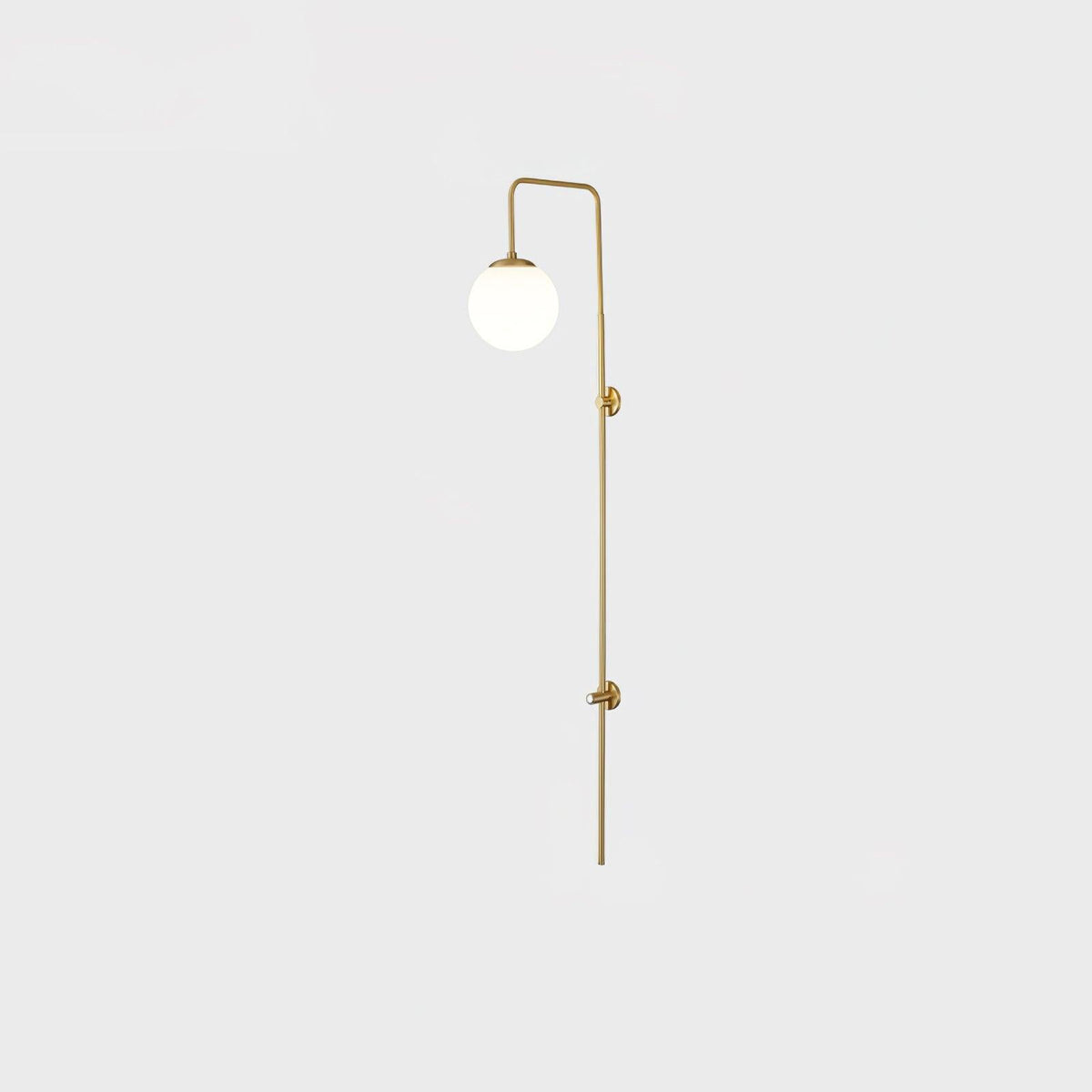 Nyvaris zeitgenössische minimalistische Wandleuchte aus Messing mit Kugel in Glas | Cielum
