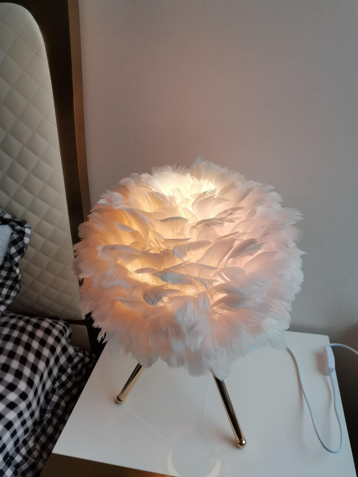 Nilo Feder-Tischlampe im femininen Stil