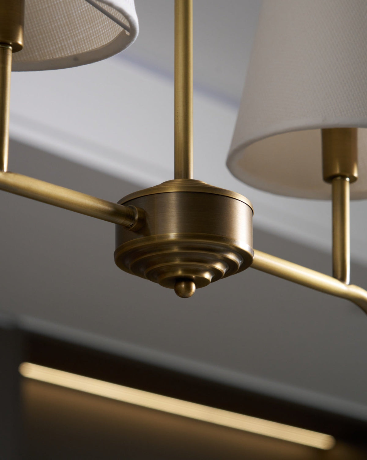 Oriinissa Kronleuchter Messing gebogen Beige linear
