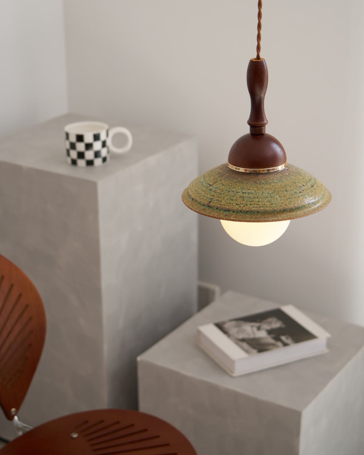 Macell Pendelleuchte aus Holz und Keramik im nordischen Kunststil