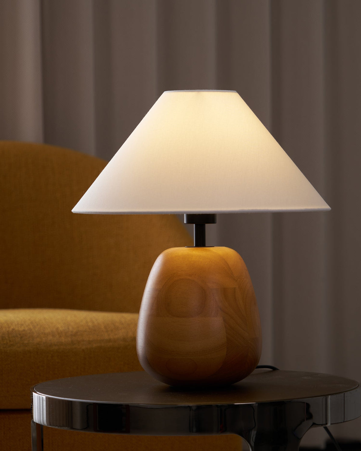 Lindenier Tischleuchte aus Holz