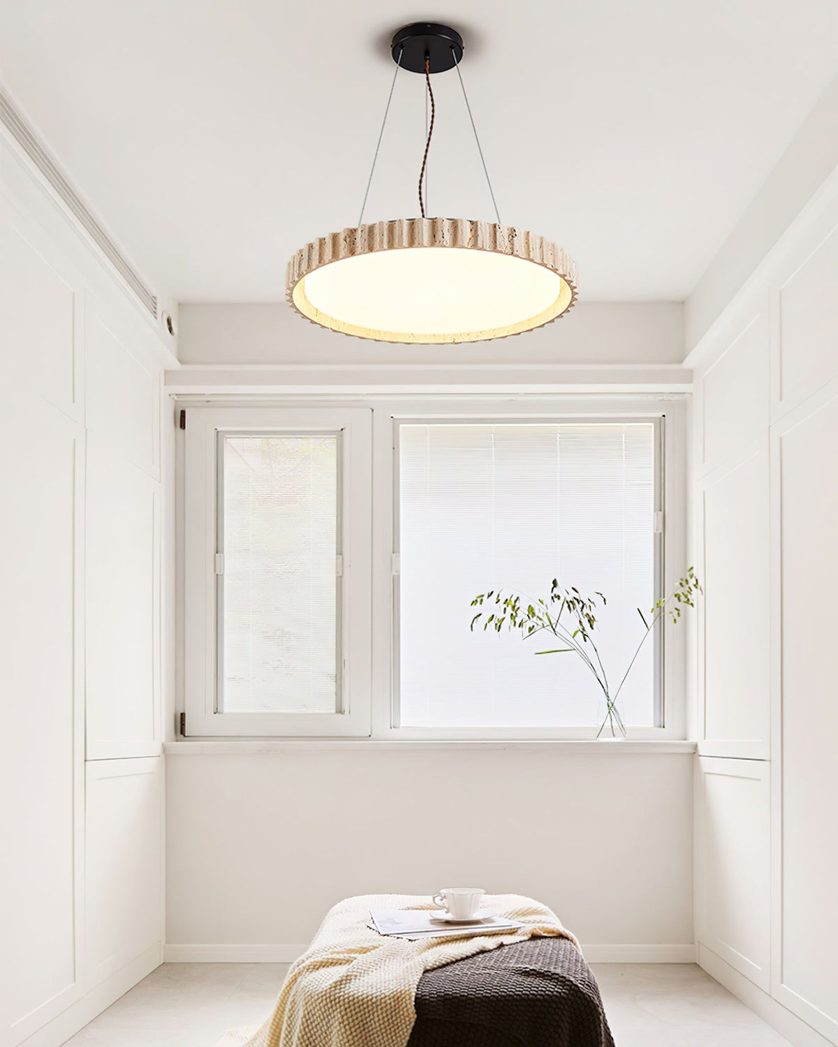 Elvenis runde Pendelleuchte aus Travertin