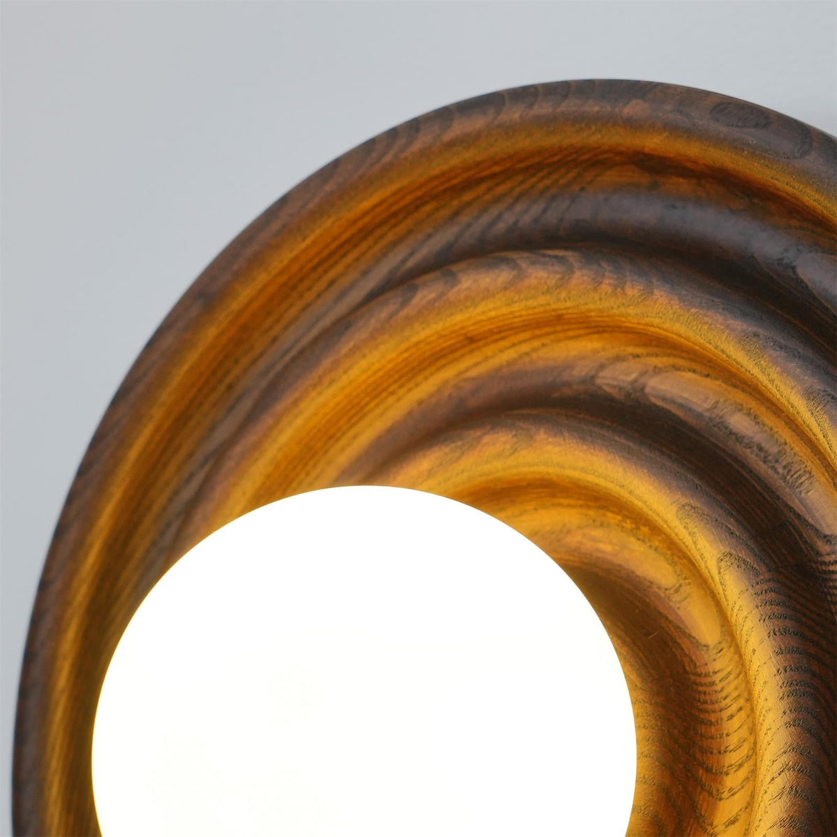 Aldinise Wandleuchte Ripple mit Erlenholzkörper und Kugellampenschirm aus Glas