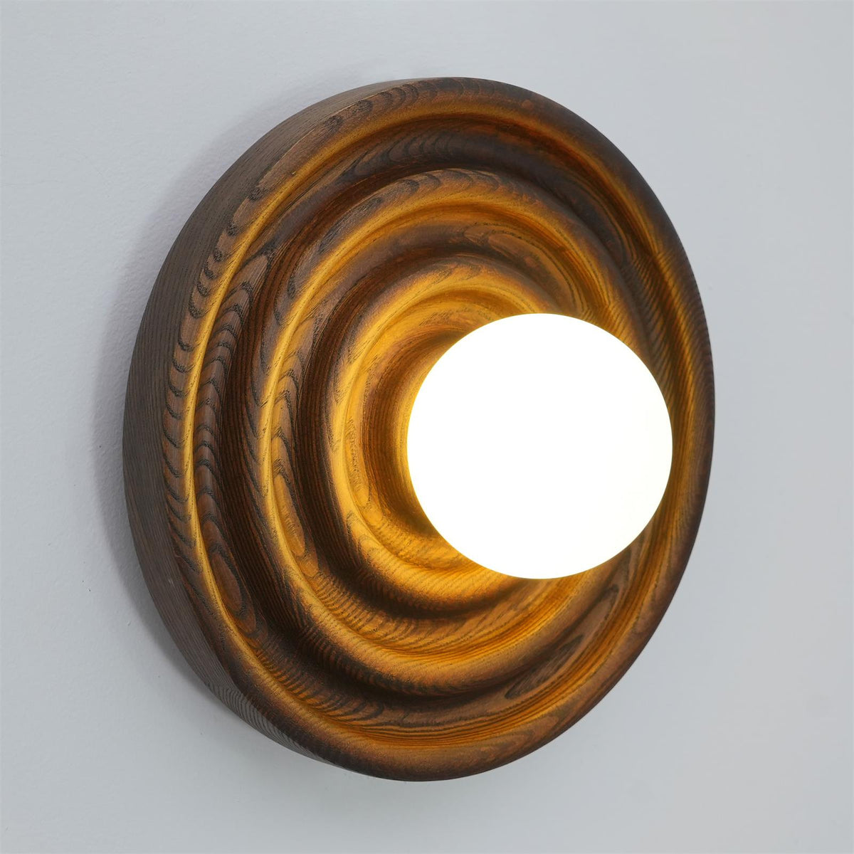 Aldinise Wandleuchte Ripple mit Erlenholzkörper und Kugellampenschirm aus Glas